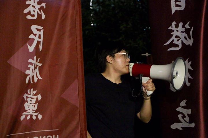 【學苑即時】香港民族黨發言人周浩輝指選管會的做法是赤裸裸的政治審查，剝奪香港人的選舉權及被選舉權，顯示港共政權十分懼怕港獨勢力進入議會，是無恥、懦弱的表現。他指，這亦顯示了中國人一直想殖民香港，中國人一直想取代香港人，最終令香港人覺醒。 他引述大律師吳靄儀的說法，若果體制內的抗爭已經走到進頭，年輕人剩下只有體制外的抗爭。警察未來要面對更多類似旺角的衝突，所有香港人，無論是警察、還是公務員，都應好好思考自己的行為是否為下一代著想。香港獨立的旗幟揚起，是香港人唯一可以擺脫十九年屈辱的方法。 他指，香港民族黨的後續行動有很多，包括司法覆核及選舉呈請，而陳浩天犧牲獲選權利，以換取法律裁決禁止港共政權以政見篩選參選人士，是值得的。 他呼籲，雖然不能用港共政權的資源資助港獨分離運動，但希望年輕人不要放棄，因港共殖民官員最終會進入黃土。他引述毛澤東的話，指「世界是我們的，也是你們的，但終究是年輕人的」。