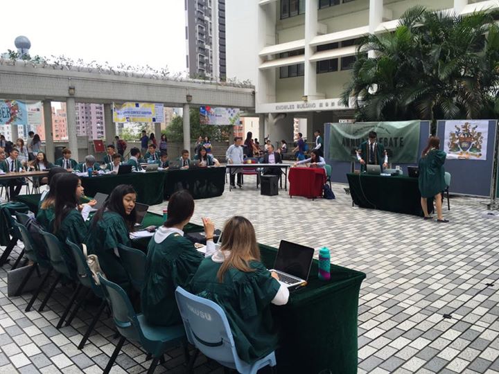 【學苑即時】12:30 香港大學學生會評議會第八次常務會議今日（10月11日）中午十二時半於中山廣場召開。是次會議將舉行周年辯論，辯題為「香港大學應該為香港而立」。會議除評議員出席外，香港大學副校長（教學）何立仁教授亦會列席會議，在場基本會員亦可發言，參與討論。 註： 【學生會評議會二零一六年度週年辯論｜Annual Debate 2016 HKUSU】 https://www.facebook.com/HKUSU.UnionCouncil/photos/a.604591392902158.1073741827.595864680441496/1465668703461085/?type=3&theater