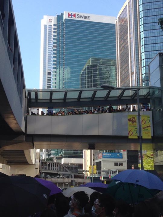 【重奪政總現場報道】海富天橋上市民以身軀阻擋警方前行下到政總清場