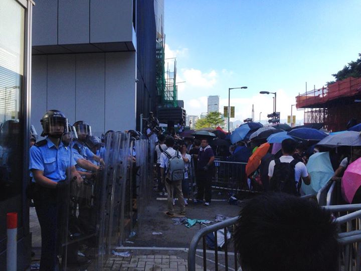 【重奪政總現場報道】防暴警與市民學生在公民廣場停車場外對峙