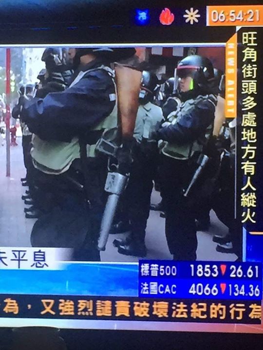 【學苑即時】06:54 （經讀者指正）NowTV鏡頭顯示有警察配備榴彈發射器，用以發射催淚彈。