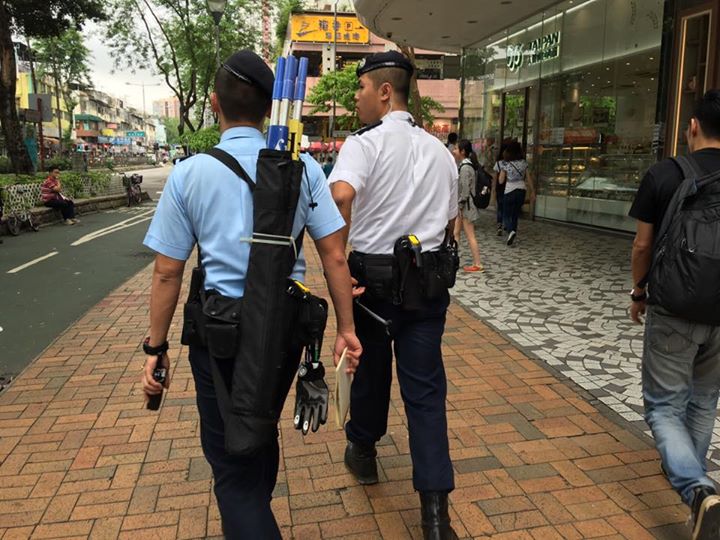 【學苑即時】14:37 多個團體於今午在上水聯合發起反水貨客行動，警方明顯加強巡邏人手，本刊記者由上水站走至新康街，沿途見及三、四十名警察，其中有旗手及有警員配備胡椒噴霧。