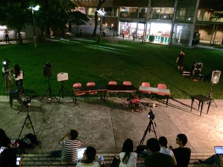 【學苑即時】19:32 理工大學學生會、嶺南大學學生會及香港教育學院學生會聯合舉辦的〈年輕人談六四－－六四事件之於第五代人的意義論辯〉論壇即將在理大創新館對出草地開始。 嘉賓有理大學生會會長黃澤鏗、嶺南大學學生會外務副會長張倩盈、香港中文大學學生會會長周竪峰、香港大學學生會會長孫曉嵐、前中大學生會會長王澄烽，以及支聯會副主席鄒幸彤，主持為麥嘉緯先生。