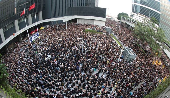 【香港電視發牌風波】萬人迫爆政總撐香港電視　員工自發留守籲市民聲援