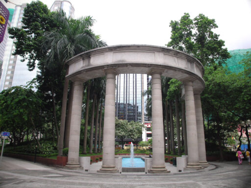 古典圓柱在尖東的市政局百週年紀念花園內重置